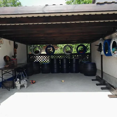 Kek Vandor Vendeghaz * Redics