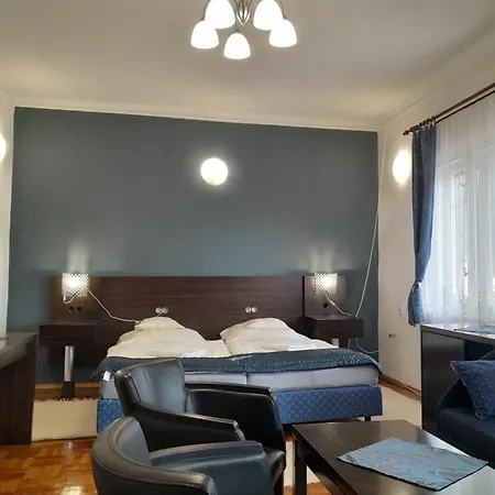 Kek Vandor Vendeghaz * Redics